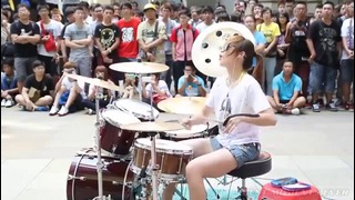 Потрясно! Девушка шикарно играет на барабанах! КАЙФ
