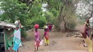Индии женщины ходят за водой по несколько километров, но она всё равно непригодна для питья