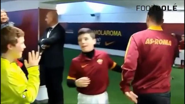 Дети встречают легенд футбола со слезами счастья