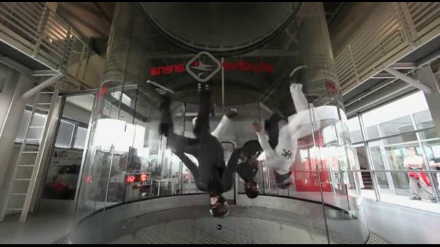 Red Bull устроил танцы в ветровом туннеле