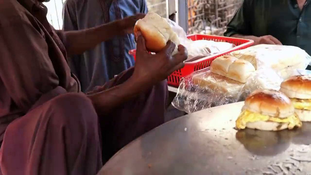 Пакистанская уличная еда – Лучшие бутерброды на завтрак! Жаренное яйцо, гамбургеры. Карачи, Пакистан