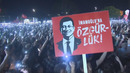 Тысячи сторонников остранённого мэра Стамбула вышли на митинг на тёмную площадь