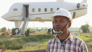 Дом-самолёт из бетона построил камбоджиец своими руками