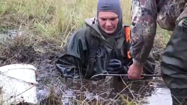Нашли склад опасных находок и взорванный Танк в болоте