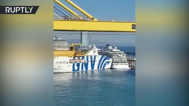 Момент столкновения парома и круизного лайнера в порту Барселоны попал на видео