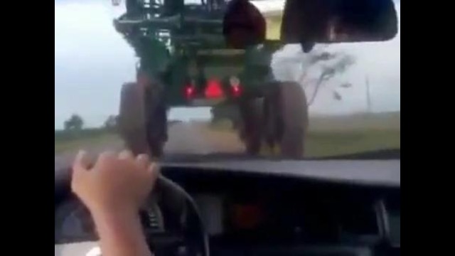 Смелый водитель решил проскочить под огромным комбайном