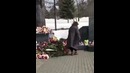 В Южно-Сахалинске женщины забирали игрушки с мемориала жертвам в Кемерово
