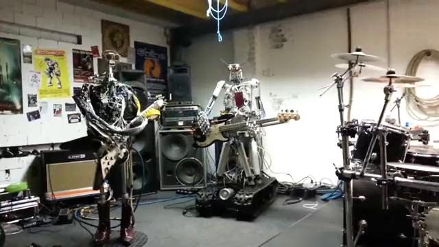 Роботы играют на музыкальных инструментах