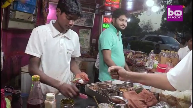 Горящая закуска от индийских уличных торговцев