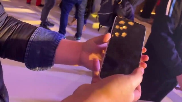 В Китае показали, как пользоваться смартфоном без кнопок, отверстий и разъёмов