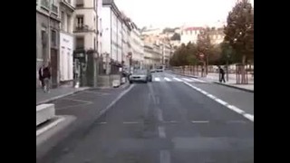 Идиот на пешеходном переходе перевернул автобус