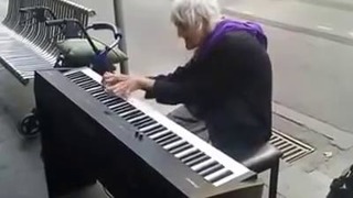 Когда эта бабуля села за пианино, все смеялись. Но когда она начала играть