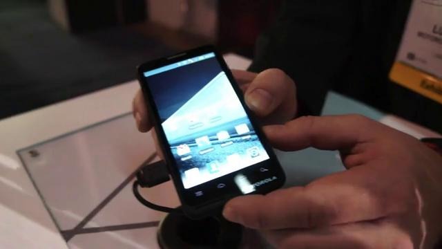 CES 2012: Motorola Motoluxe