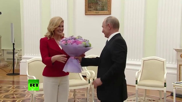 Путин подарил цветы президенту Хорватии на встрече в Кремле