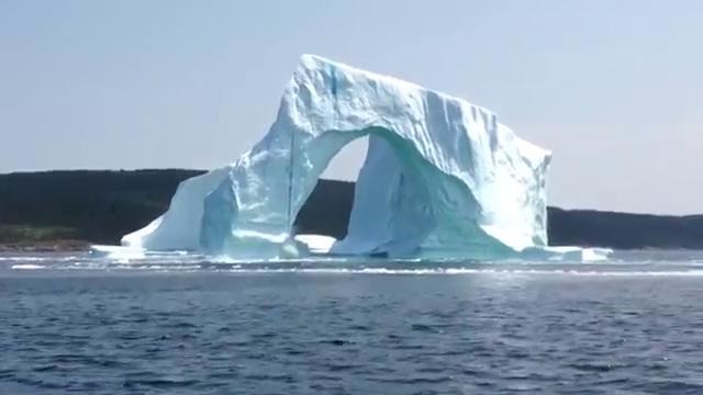Крушение айсберга создает сунами