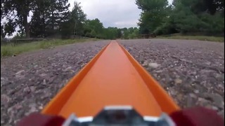 Путешествие игрушечной машинки по 60-метровому треку сняли на видео