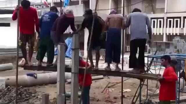Тайландские строители забивают сваи