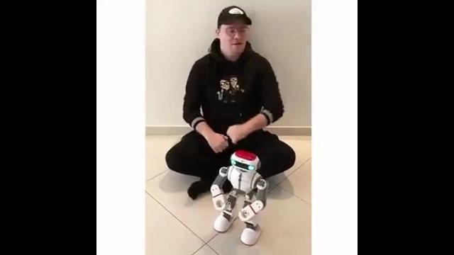 Гарик Харламов танцует как робот