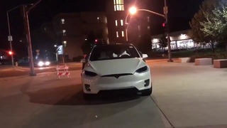 Tesla X танцует под музыку