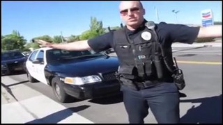 Полиция США беседует с юристом, вооруженным автоматом