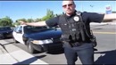 Полиция США беседует с юристом, вооруженным автоматом