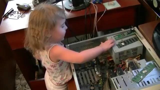 Маленькая девочка хорошо разбирается в компьютерном железе