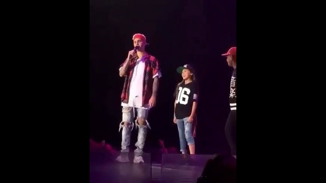 Justin Bieber dancing with his fans