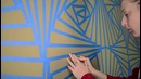 Она взяла малярный скотч и превратила стену в произведение искусства