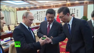 Путин подарил главе КНР YotaPhone 2