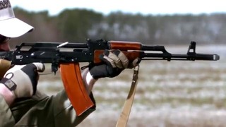 Замедленная съемка стрельбы из автомата АК-47