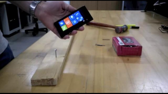 Nokia Lumia 900 заменит молоток