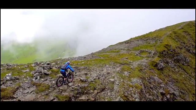 Обалденное видео: Велосипедист покоряет горы