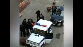Мурод Хантураев под конвоем уезжает из больницы