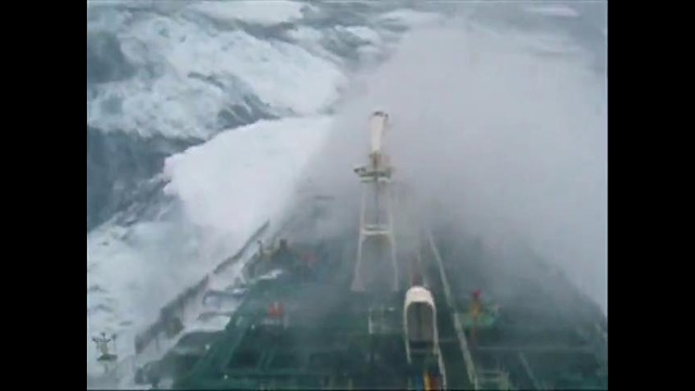 Танкер во время шторма в океане