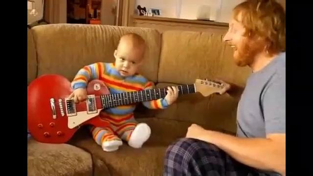 Ребенок играет на гитаре