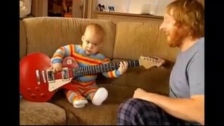 Ребенок играет на гитаре