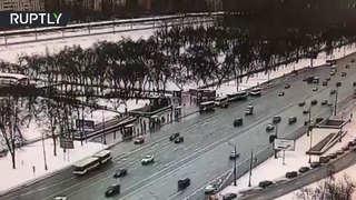 Момент наезда автобуса на пешеходов около станции метро Славянский бульвар в Москве