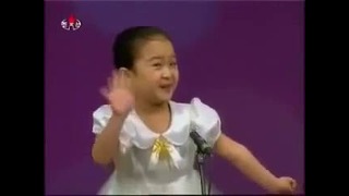 Маленькая кореянка красиво поет