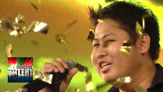Парень-певец заработал золотую кнопку на шоу талантов в Мьянме