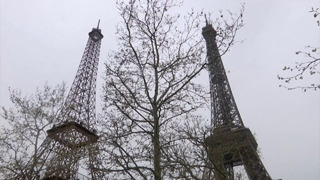 Двоится в глазах: французский художник сделал 32-метровую копию Эйфелевой башни