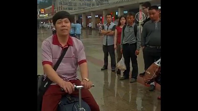 Китаец изобрел чемодан-скутер