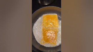 Необычный рецепт лапши быстрого приготовления на сковороде с сыром