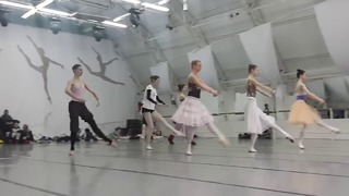 Балерины отрываются во время репетиции спектакля