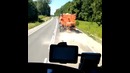 В Калининграде асфальт посыпают песком