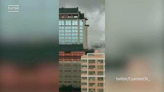Торнадо в Китае поднял крышу в небо. Смерчи бьют по одному город. Последствия вихря в КНР