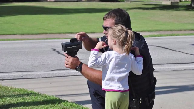 Эта 5-летняя девочка заставила работать полицейских