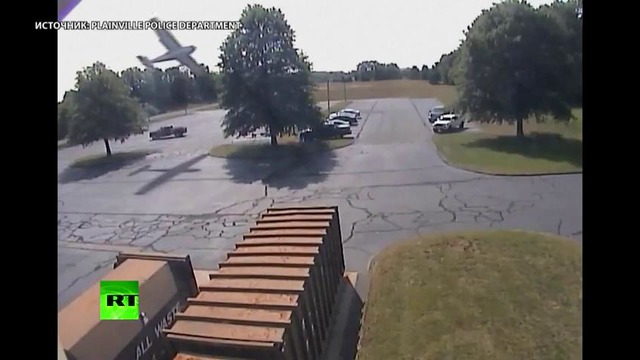 Легкомоторный самолёт врезался в дерево в США