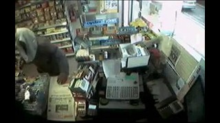 Грабитель с шортами на голове попытался ограбить магазин
