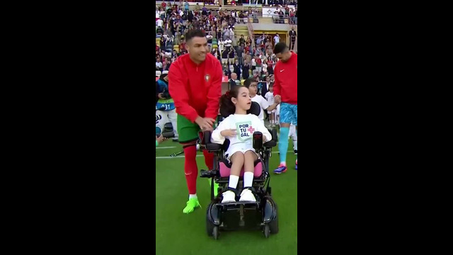 Криштиану Роналду выкатил на поле девочку в инвалидной коляске