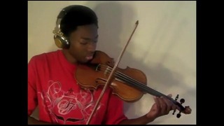 Парень играет на скрипке мелодии из известных песен